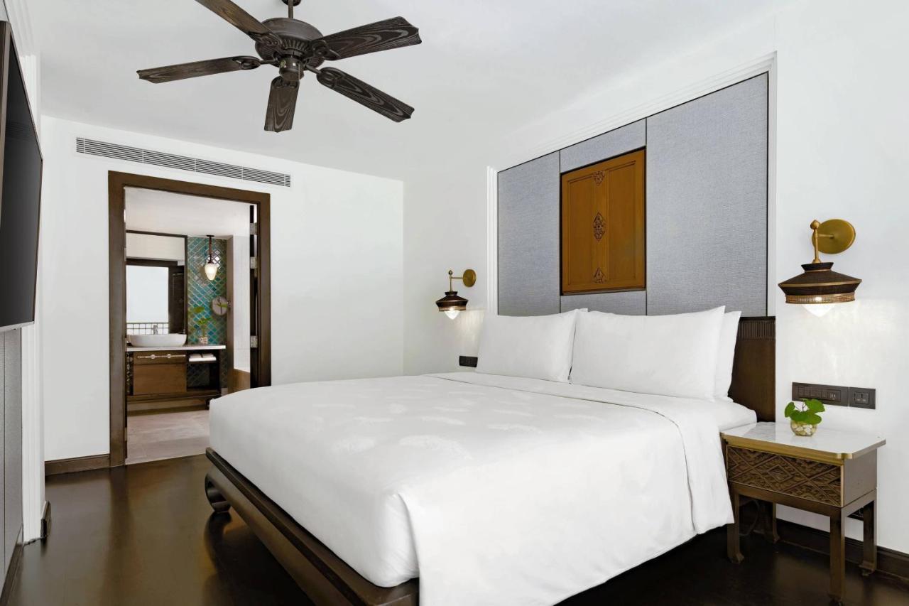 Jw Marriott Khao Lak Resort And Spa Bagian luar foto A bedroom at the Taj Bengal
