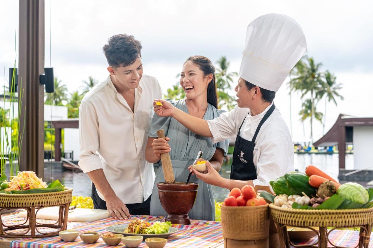 Jw Marriott Khao Lak Resort And Spa Bagian luar foto Thai cooking class
