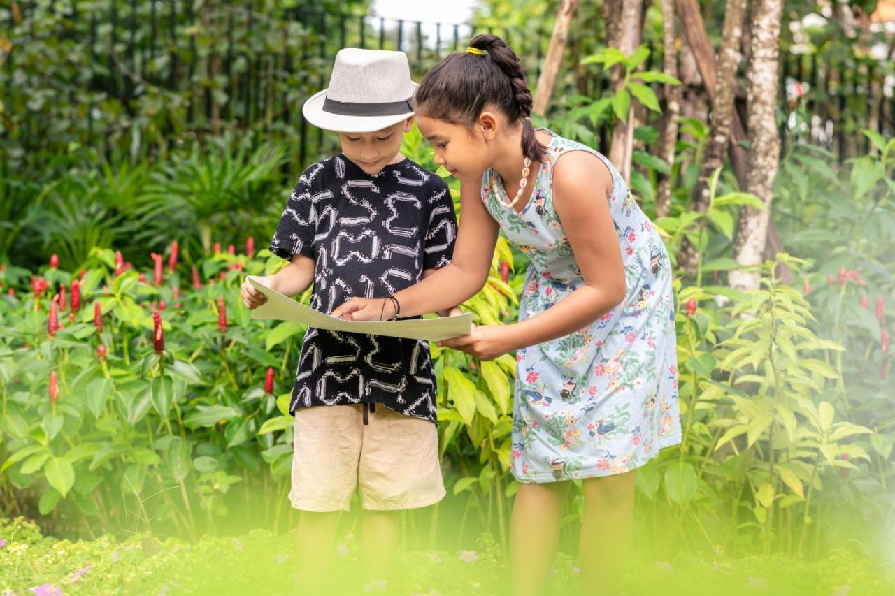 Jw Marriott Khao Lak Resort And Spa Bagian luar foto Children at the National Museum of Natural History