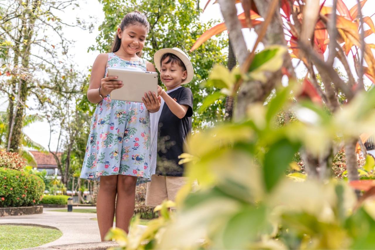 Jw Marriott Khao Lak Resort And Spa Bagian luar foto Children using a tablet