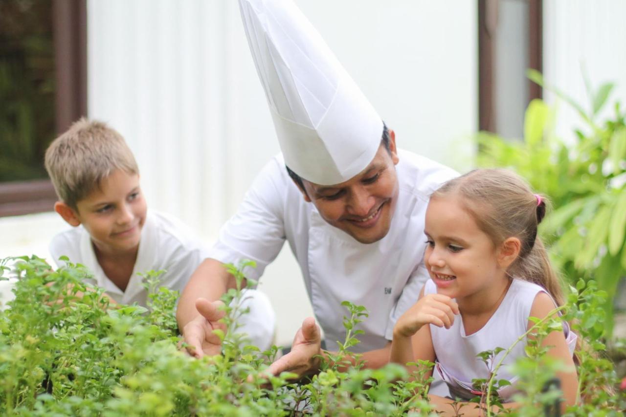 Jw Marriott Khao Lak Resort And Spa Bagian luar foto Chef with children