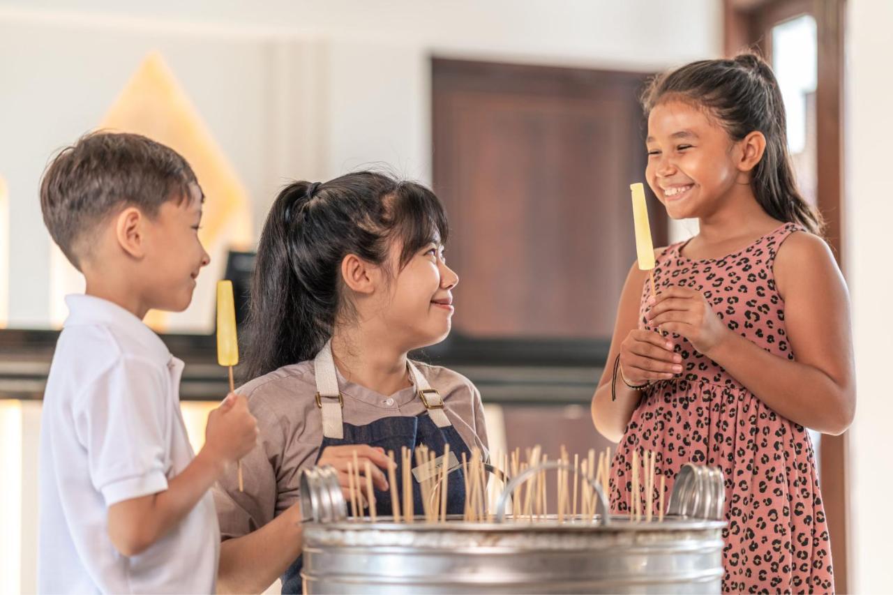 Jw Marriott Khao Lak Resort And Spa Bagian luar foto Students at the school