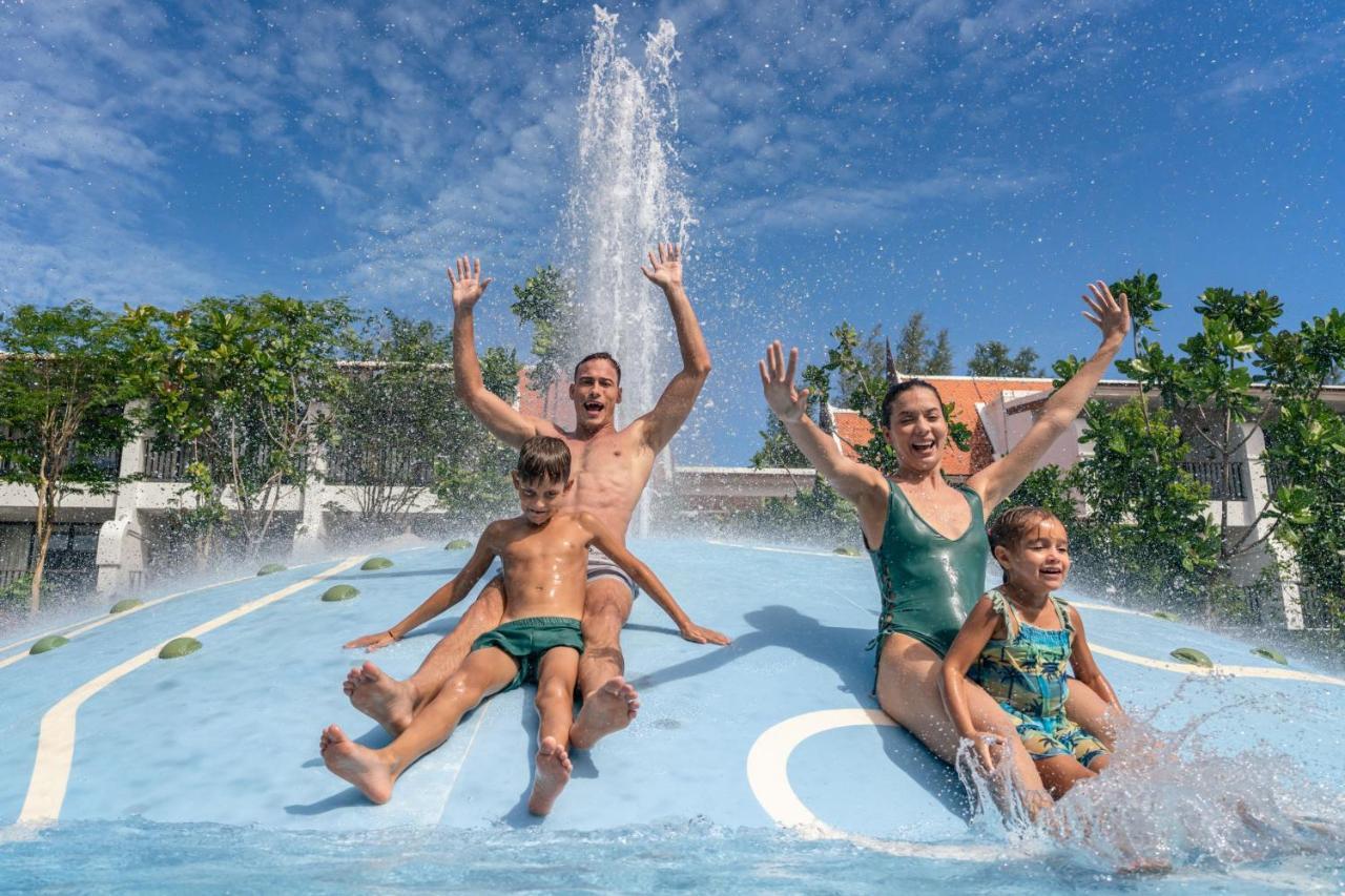 Jw Marriott Khao Lak Resort And Spa Bagian luar foto Family at Splash Jungle Water Park