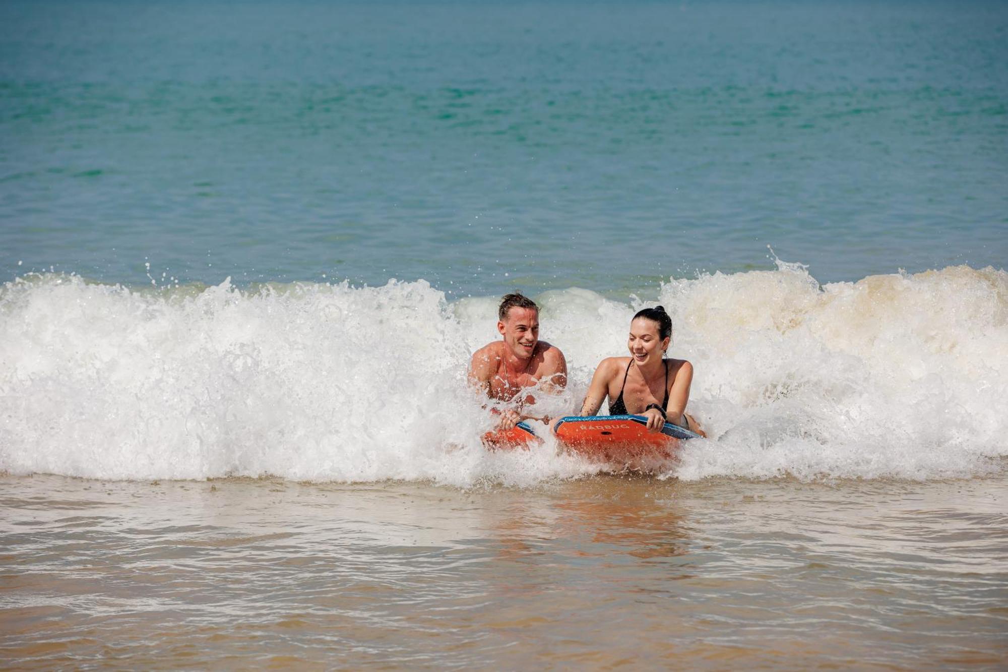 Jw Marriott Khao Lak Resort And Spa Bagian luar foto Bodyboarding in the waves
