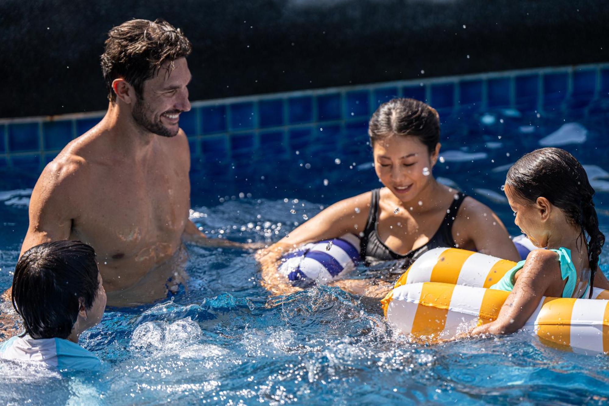 Jw Marriott Khao Lak Resort And Spa Bagian luar foto Family playing in a swimming pool