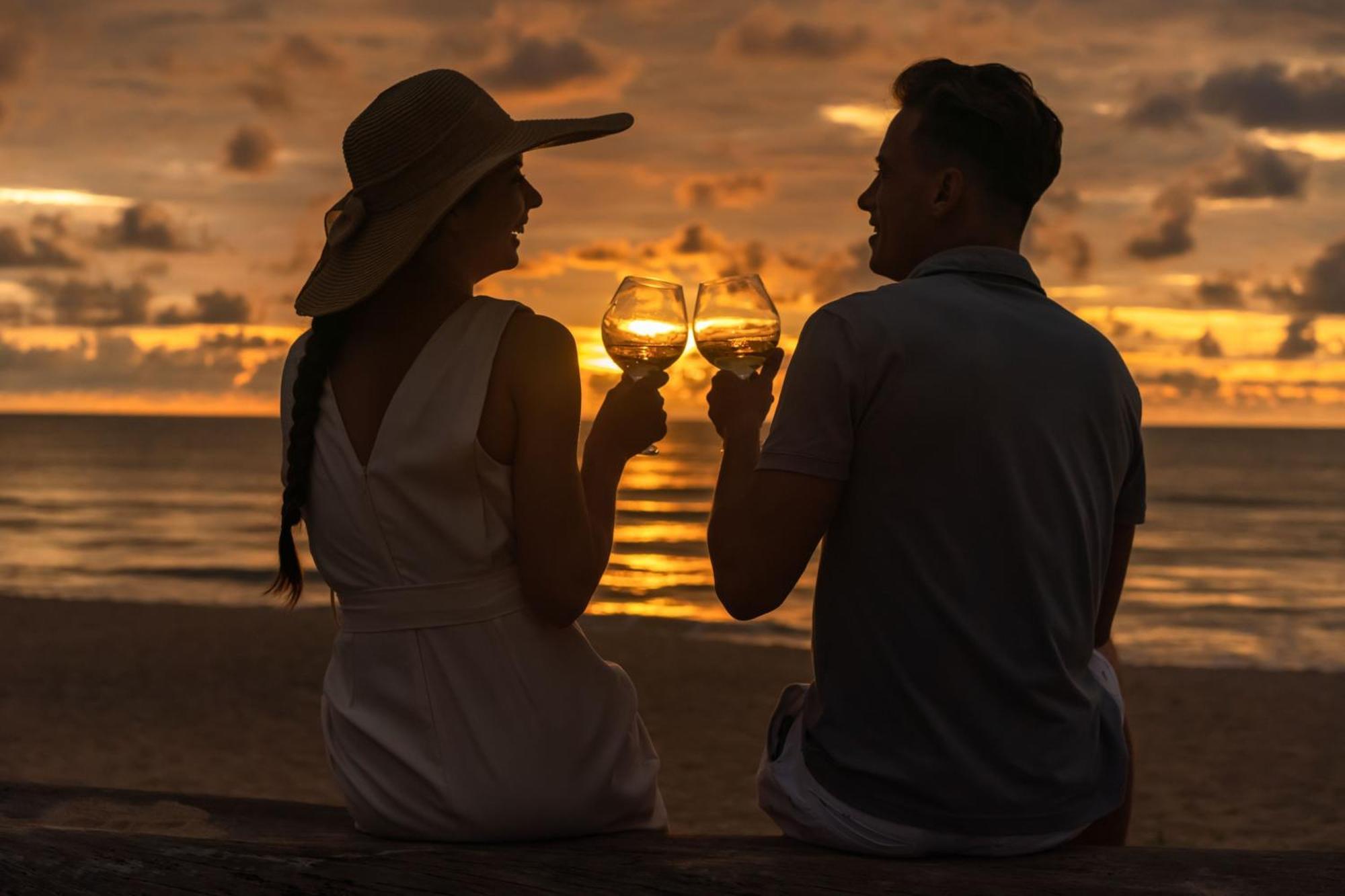 Jw Marriott Khao Lak Resort And Spa Bagian luar foto Sunset at the beach