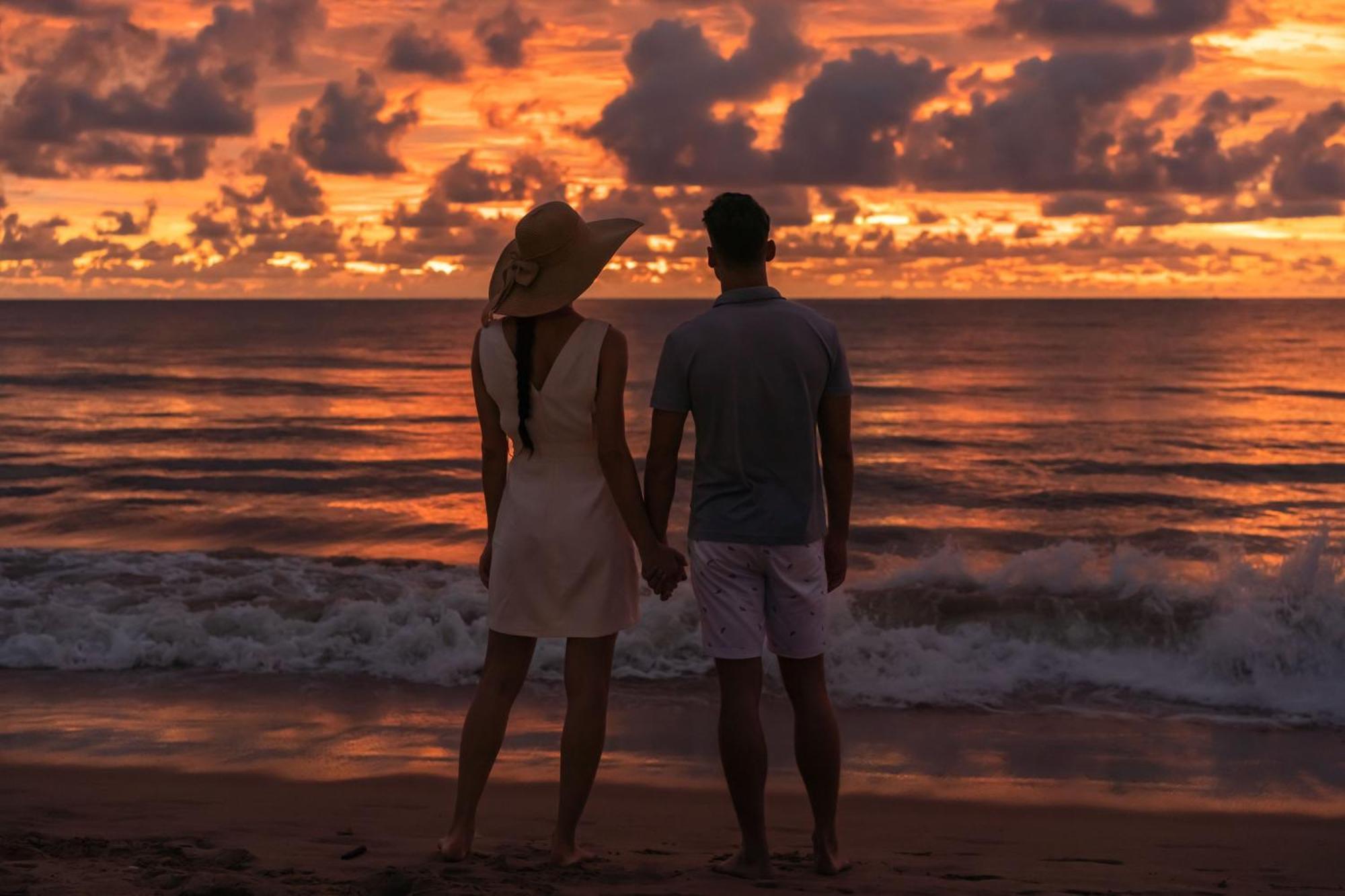 Jw Marriott Khao Lak Resort And Spa Bagian luar foto Sunset at the beach