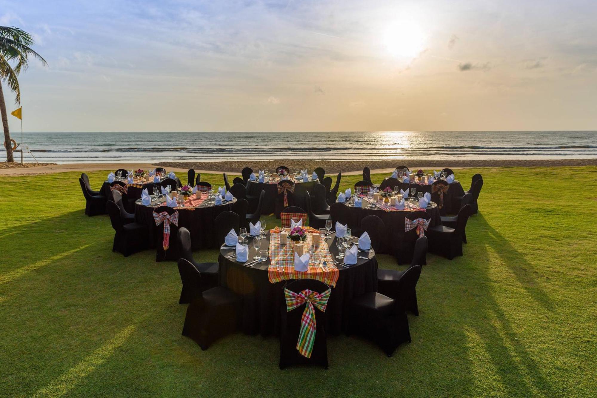 Jw Marriott Khao Lak Resort And Spa Bagian luar foto The lawns at the Taj Bengal
