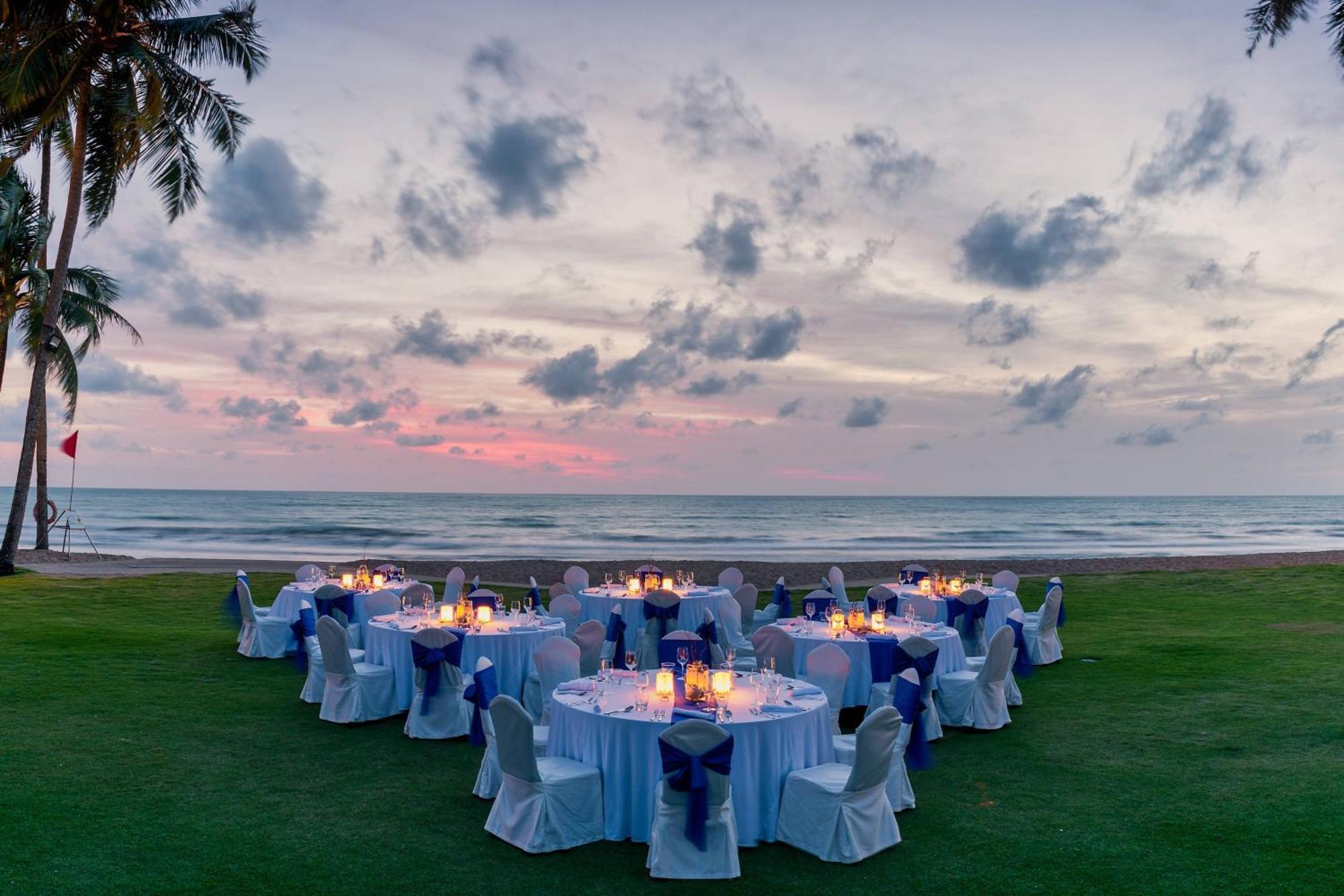 Jw Marriott Khao Lak Resort And Spa Bagian luar foto The Beachfront Lawn